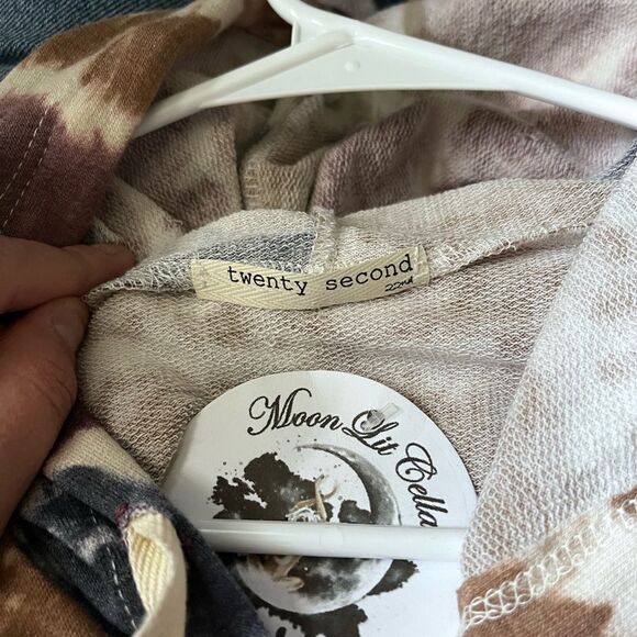 NWT Twenty Second Cold Shoulder Tie Dye Hoodie size Small - Picture 4 of 6